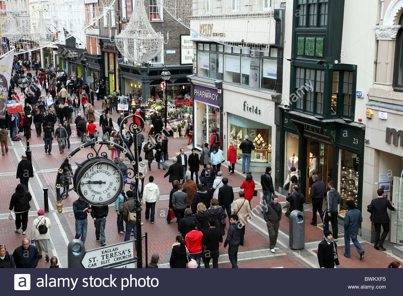 shoppers-grafton-street-dublin-ireland-BWKXF5